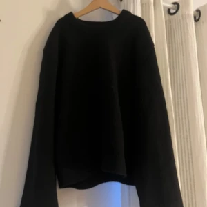 Svart tröja från Gina Tricot - Säljer min stickade tröja från Gina tricot som jag knappt har använda. Den är i väldigt bra skick bara använd fåtal gånger.