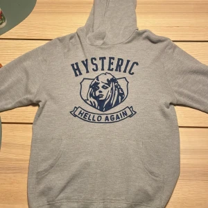 Hysteric glamour hoodie  - Säljer denna tvär feta hysteric hoodie, knappt änvänd! Asfet tryck som är mycket sällsynt! Storlek M. 