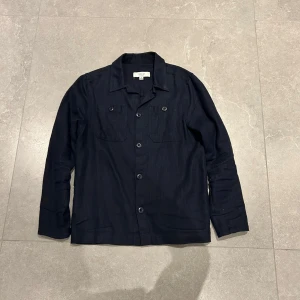 Mörkblå overshirt  - Säljer min mörkblåa overshirt, hör av er vid frågor! 