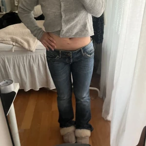 Guess Lowrise Bootcut Jeans - Suuuupersnygga lowrise bootcut jeans ifrån Guess!!💓 De är i bra skick och tyvärr för långa/stora för mig:( Är 160cm💓 Innerbenslängd 82,5cm  Rakt över midjan 42cm