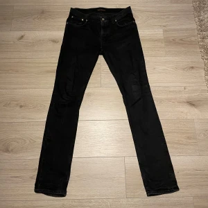 Nudie jeans - Tja! Säljer ett par snygga svarta jeans från Nudie i storlek 31/34! Jeansen är i slim fit och är i mycket fint skick. Men har ett fixat hål vid skrevet. Inget som syns eller märks när du har på dig dem men därmed är priset något lägre. Hör gärna av er om ni är intresserade eller har frågor eller funderingar! Priset är ej hugget i sten!!