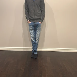 Blå jeansbyxor Replay Anbass  - Snygga blå Replay jeans feta till sommar i storlek 28/32. Nypris: 1800kr vårt pris: 700kr. Vid frågor elr prisförslag bara att skriva! 