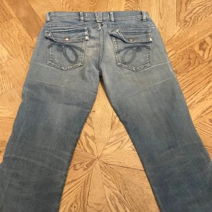 Blå jeans från Gossip - Snygga lågmidjade blå jeans från Gossip