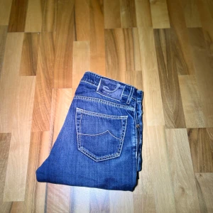 Jacob Cohën jeans, w31, slim - Snygga blå jeans från Jacob Cohen med klassisk femficksdesign och kontrastsömmar. Jeansen har en dragkedja och knapp framtill samt en stilren bakficka med dekorativ söm. Perfekta för en avslappnad stil. Waist 31, modell: type 622 = slim. Har små slitningar vid hälen. För mer frågor dm mig. Priset är ej hugget i sten