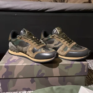 Valentino Rockrunner  - Stilrena Valentino rockrunners i strl 38 men känns som 39 i färgen khaki green. Super fint skick små små skavanker här och där men inget tydligt. Köpta helt nya på ssense. Dustbags, äktighetscertifikat och ett extra skosnöre medföljer självfallet. 