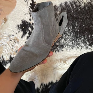 Chelsea boots - Chelsea boots från Kurt geiger i ett Mycket fint skick. Sitter ganska slim på foten vilket går fint ihop med ett par jeans över dem. Storlek 43, passar 42 också. Hör av dig vid frågor eller om det behövs fler bilder. MVH Båstad pluggen.