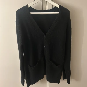 Svart kofta från BikBok - Kofta från BikBok, använd 2 gånger och köpt för 499kr. 