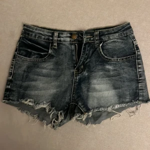 Jeansshorts med fransar från Shein - Snygga jeansshorts från Shein med fransiga kanter och broderade bakfickor. Är aldrig använda.
