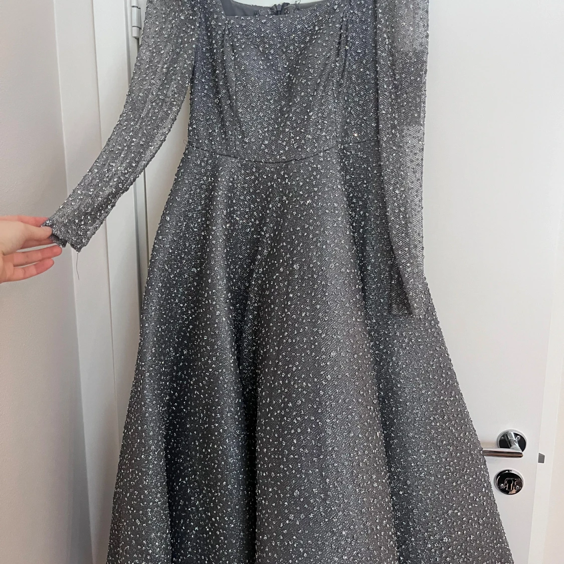 Glittrig långklänning i silver - 1