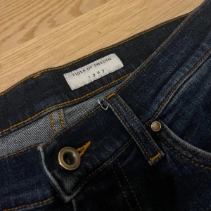 Tiger Of Sweden jeans - Säljer nu mina Tiger Of Sweden jeans i väldigt fint skick. Köpta för 1500kr och säljer dom nu för 649, priset kan justeras vid snabb affär. Dom är i storlek 31/32. Dom är slimfit i modellen.