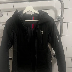 Fin peak jacka  - Fin peak jacka i storlek S 