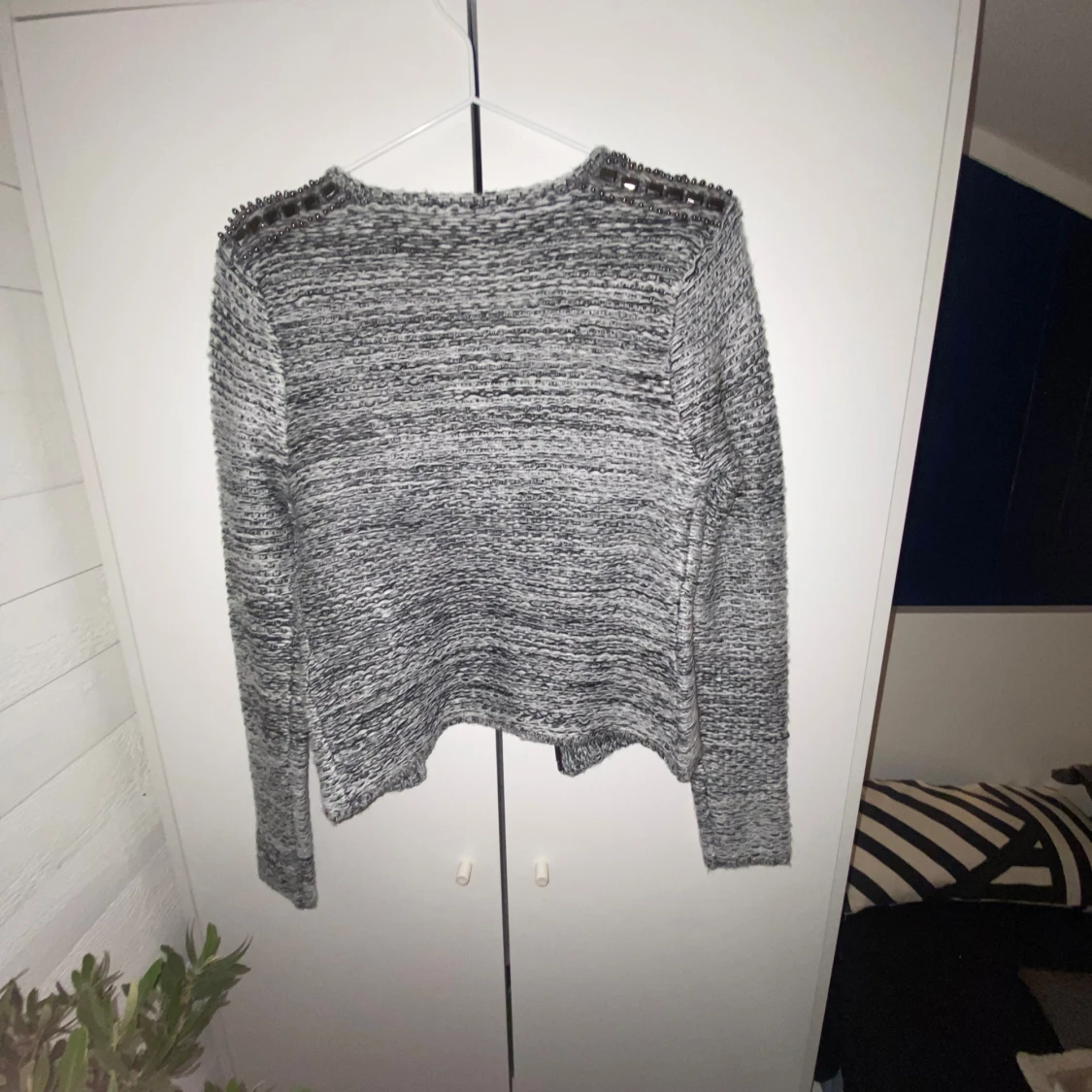 Grå stickad kofta från Flame - 90