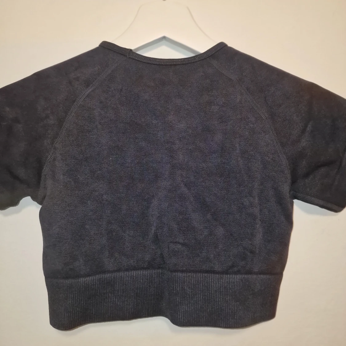Mörkgrå croppad tröja  - 91