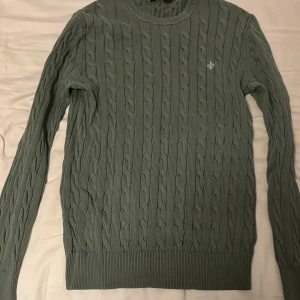 Stickad Morris tröja - Säljer en grön stickad Morris tröja. Den är i 9/10 skick. Sparsamt använd. Inte fast pris. Kan betalas mindre vid snabb affär. 