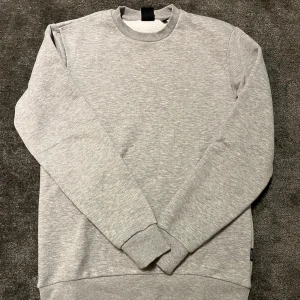 Grå sweatshirt - Säljer denna snygga grå tröjan från ONLY&SONS i storlek XS men passar S. hör av dig vid minsta lilla fundering😉