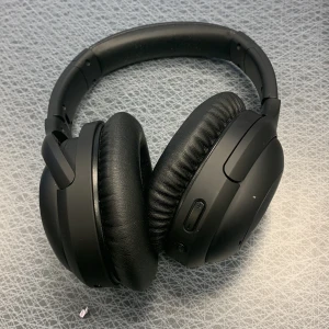 Nitro x trådlösa hörlurar  - Ljudet funkar mycket bra har använt dom bara 2 gånger laddare ingår 