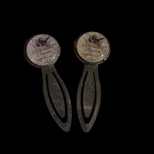 Bokmärken med text - Två silverfärgade bokmärken med rund topp. Ena har en fin text om Farmor och den andra om Mamma. Dekorerade med en ängelbild.💞Använd gärna ”köp nu”!❣️