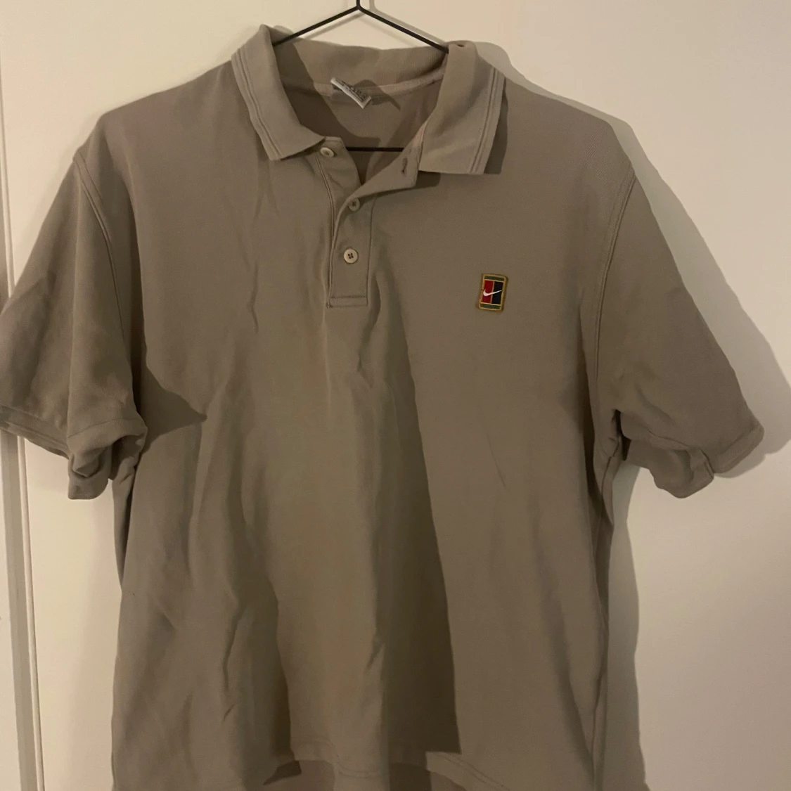 Beige pikétröja från Nike