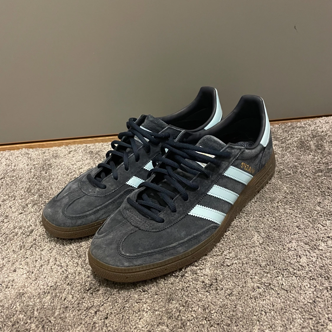 Adidas Spezial i mörkblå mocka