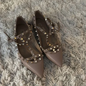 Beige Valentino Rockstud skor - Snygga beige Valentino Rockstud skor med spetsig tå och dekorativa nitar.