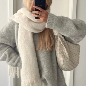 Grå stickad tröja  - Mysig grå stickad tröja som är perfekt för kyliga dagar. Den är i Mohair material så håller värmen. Passar bra till både vardags- och vinteroutfits. Oversized fit
