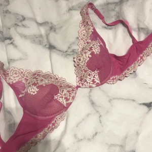 Rosa spets-bh från Intimissimi - Säljer en vacker rosa bh från Intimissimi med spetsdetaljer i beige. Bh:n har justerbara axelband och en elegant design som passar perfekt för speciella tillfällen.