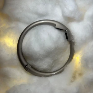 Armbandskrok i Silver - Stilrent armband i silverfärg som fungerar som en bärbar krok för att hänga din väska. Både snyggt och praktiskt🥰🥰 Skriv för frågor!