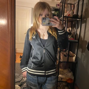 Svart träningsjacka från Reebok - Snygg svart träningsjacka från Reebok med vita detaljer och dragkedja framtill. ❤️