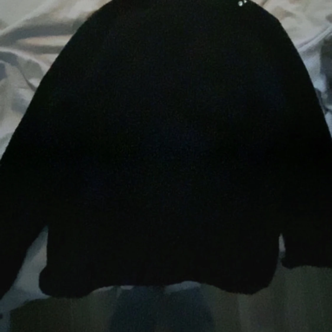 Svart tröja med pärldetaljer - 91