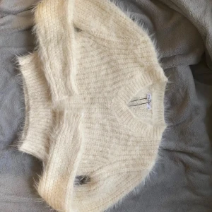 Stickad tröja - Fin stickad tröja från miss one. Aldrig använd, bara testad. Passar storlek xs-s. Jättemysigt material. Hör av dig vid frågor eller intresse🤍