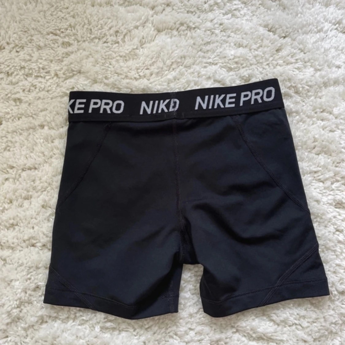 Svarta träningsshorts från Nike - 90