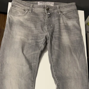 Jacob Cohën - Jacob Cohën Jeans | As feta jeans som är i otroligt bra skick 9.5/10 | Storlek 31 | Nypris ligger runt ca 5000kr | Hör gärna av dig vid minsta möjliga fråga eller fundering!