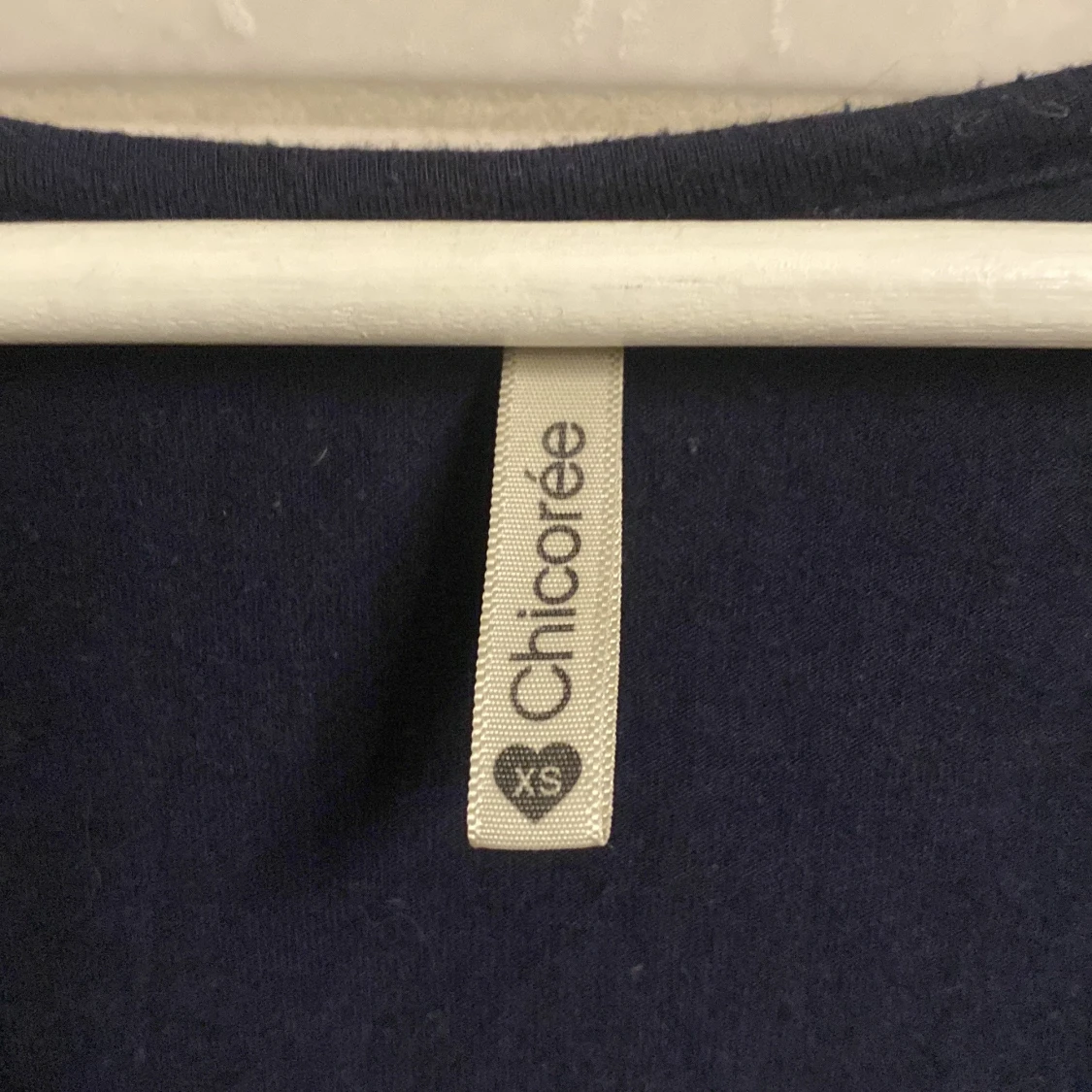 Svart v-ringad topp från Chicorée - 91