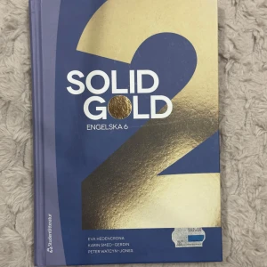 Solid Gold 2 Engelska 6 - Solid Gold 2 för Engelska 6 är en lärobok som erbjuder ett rikt och utmanande innehåll för gymnasieelever eller komvuxelever. Boken innehåller texter och övningar som utvecklar språkkunskaper och kritiskt tänkande.