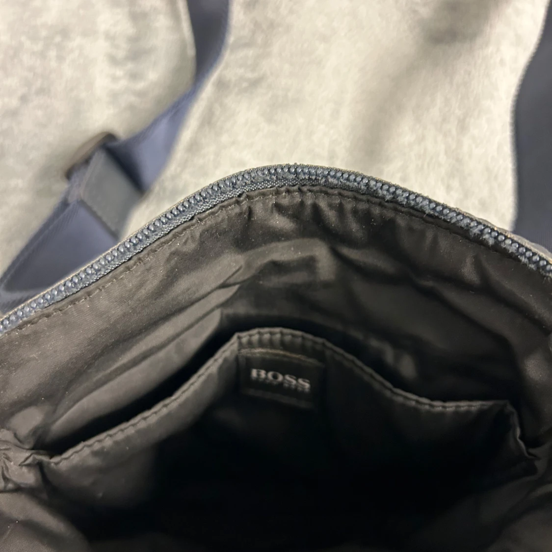 Svart axelväska från Hugo Boss - 90