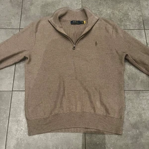 Half Zip Polo Ralph Lauren - Snygg half zip från Polo Ralph Lauren🔥. Storlek S, passar dig mellan 165-175.