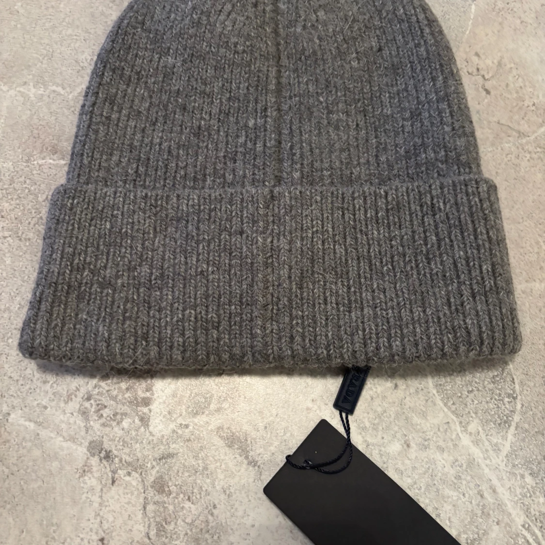 Grå ribbad mössa från Prada - 90