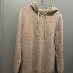  Beige Kashmir luv tröja - Säljer en hundra procent Kashmir tröja för ett mycket rimligt pris den är i top skick har inga defekter. Hör av er vid intresse 