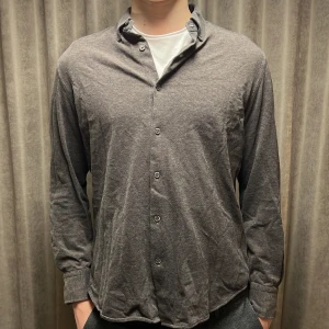 Massimo Dutti skjorta - En riktig trevlig skjorta från Massimo Dutti i Strl L | Modellen på bilden är 184 cm lång | Bra skick | 