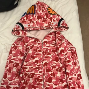 Rosa Bape Zip Hoodie - Fick den av en vän men tycker inte om den så mycket. Den är äkta och har inga hål eller repor någonstans. Den är ganska tung men den är väldigt varm och skön
