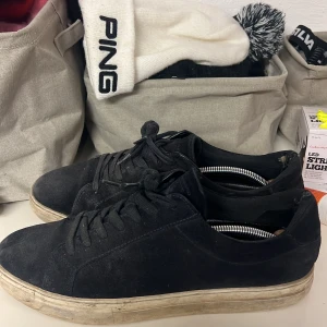 Svarta sneakers från Vagabond - Snygga svarta sneakers från Vagabond i mocka med snörning. Perfekta för en stilren look. Sulan är i en ljusare ton som ger en fin kontrast. Använd i 3 dagar under resa och riktig bra kvalité. Guzzarna tycker om det och kommer springa efter! Ny pris 1500kr och mitt pris 499! Du kommer aldrig hitta något billigare.