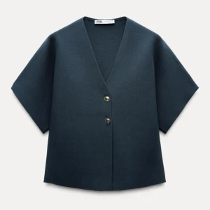 Mörkblå blus från Zara - Säljer denna helt slutsålda och väldigt efterfrågade toppen/blusen från zara med guldknappar.Aldrig använd så i helt nyskick🥰Storlek M men passar S också💗