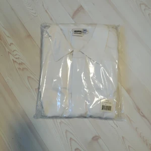 Studentoverall utan text - Studentiverall i strl xs (köpt till mig som är 158cm men de är rätt stora i storleken så kan säker passa någon längre också). Den är vit, helt oanvänd (inte ens uppbackad) och har ingen text på. 