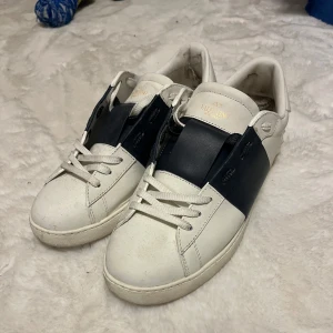 Valentino Open sneakers  - Valentino opens skor i bra skick. Originalkartong och skopåse medföljer. Storlek 45