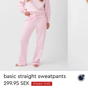 Rosa mjukisbyxor - Rosa mjuksbyxa från GinaTricot i storlek xs. Mjuka och i fint skick fortfarande. Inte mycket använda och tvättade några gånger. Lena inuti men inte som nya. Inga märken eller skavanker. Köpare står för frakt 🩷🩷säljer även ett par marinblå 💙