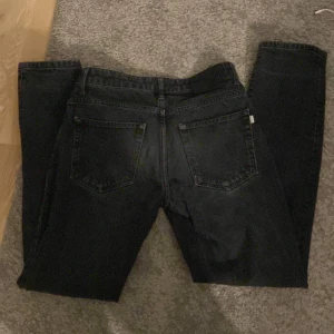 Woodbird jeans - Storlek w 28 L 32. Säljer för den har blivit för små. Köpta för 7-800 nåt sånt och är i bra skick. Skriv till mig så fixar jag fler bilder om det önskas.