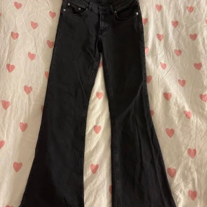 Lågmidjade bootcut jeans - Snygga svarta bootcut byxor från 157 i storlek S short. Modellen heter ”low boot”.💕