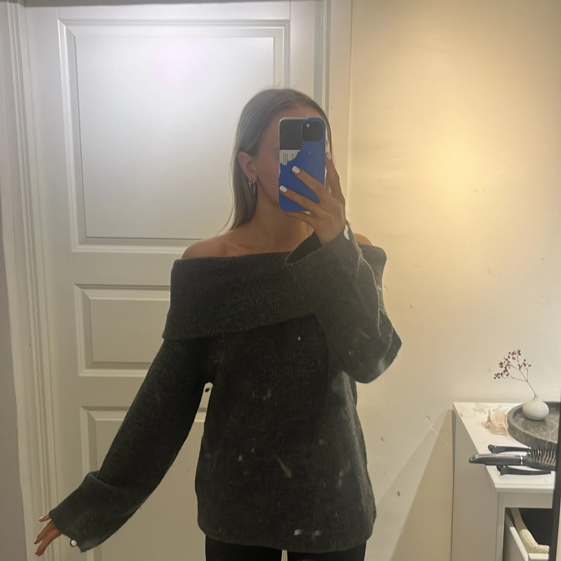 Mörkgrå offshoulder tröja