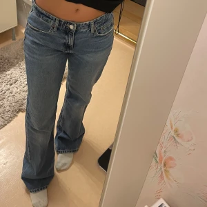 Blå raka  jeans - Säljer ett par blå raka jeans med låg midja. Jag är 170cm lång. Använda 1 gång.