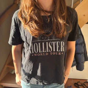 Svart t-shirt från Hollister - Snygg svart t-shirt från Hollister. Kortärmad och har en bekväm passform. 💕storleken är M men skulle säga att den passar xs-m